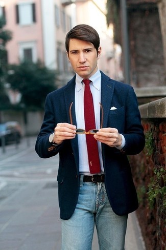 Come indossare e abbinare una cravatta rossa in modo smart-casual: Punta su un blazer di lana blu scuro e una cravatta rossa per una silhouette classica e raffinata