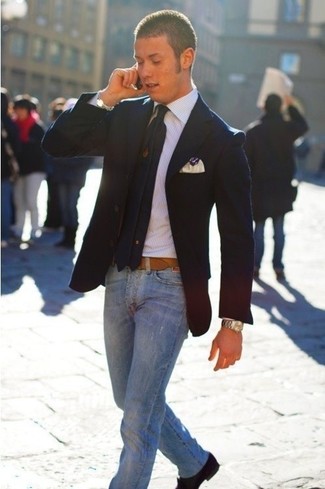 Come indossare e abbinare una camicia elegante a righe verticali bianca e nera con jeans blu scuro: Prova a combinare una camicia elegante a righe verticali bianca e nera con jeans blu scuro se cerchi uno stile ordinato e alla moda.
