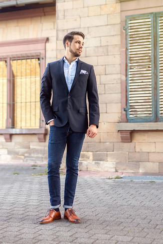 Look alla moda per uomo: Blazer nero, Camicia elegante azzurra, Jeans blu scuro, Scarpe derby in pelle marroni