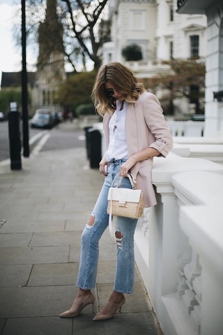 Come indossare e abbinare jeans con décolleté: Per creare un look adatto a un pranzo con gli amici nel weekend combina un blazer rosa con jeans. Questo outfit si abbina perfettamente a un paio di décolleté.