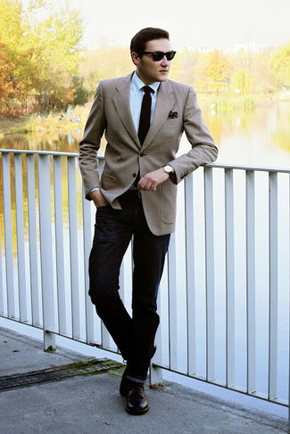 Come indossare e abbinare un blazer marrone chiaro: Abbina un blazer marrone chiaro con jeans neri per un look davvero alla moda. Scegli un paio di scarpe derby in pelle marrone scuro per dare un tocco classico al completo.