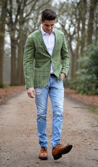 Quale camicia elegante indossare con un blazer verde oliva in modo casual: Indossa un blazer verde oliva con una camicia elegante per un look elegante e alla moda. Scarpe brogue in pelle marroni sono una splendida scelta per completare il look.