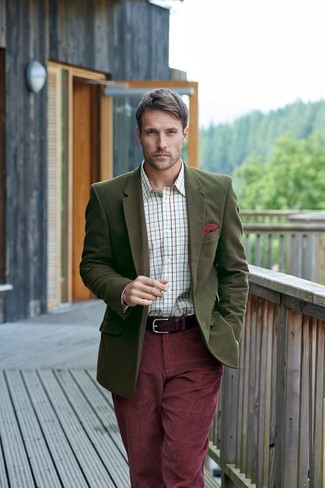 Come indossare e abbinare jeans rossi quando fa caldo: Vestiti con un blazer di lana verde oliva e jeans rossi se cerchi uno stile ordinato e alla moda.