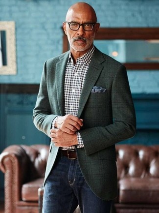 Come indossare e abbinare un blazer scozzese verde scuro per un uomo di 50 anni in estate 2024: Indossa un blazer scozzese verde scuro con jeans blu scuro per un look spensierato e alla moda. È splendida scelta per i mesi estivi!