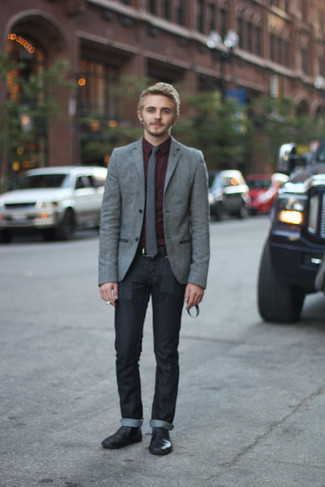 Come indossare e abbinare un blazer grigio con jeans neri: Prova a combinare un blazer grigio con jeans neri se cerchi uno stile ordinato e alla moda. Mettiti un paio di mocassini eleganti in pelle neri per un tocco virile.