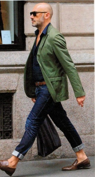 Quale jeans indossare con un blazer verde in estate 2024: Mostra il tuo stile in un blazer verde con jeans per un look davvero alla moda. Scegli uno stile classico per le calzature e mettiti un paio di mocassini eleganti in pelle marroni. Una stupenda idea per per vestirsi alla moda durante la stagione calda!
