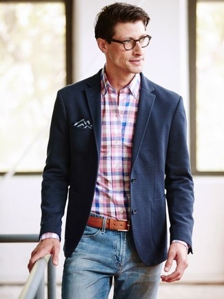 Come indossare e abbinare un blazer nero con jeans blu per un uomo di 40 anni quando fa caldo in modo smart-casual: Combina un blazer nero con jeans blu se cerchi uno stile ordinato e alla moda.