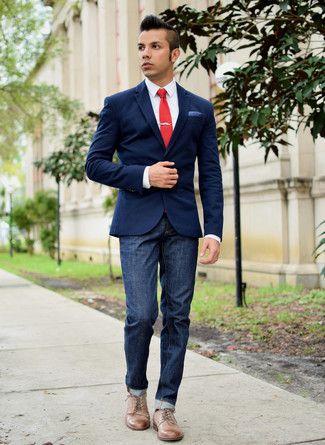 Quale scarpe derby indossare con jeans blu quando fa caldo: Punta su un blazer blu scuro e jeans blu per essere elegante ma non troppo formale. Opta per un paio di scarpe derby per un tocco virile.