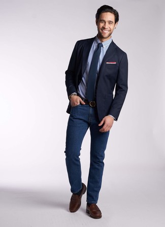 Come indossare e abbinare una cravatta blu scuro in modo smart-casual: Potresti abbinare un blazer blu scuro con una cravatta blu scuro come un vero gentiluomo. Calza un paio di mocassini eleganti in pelle marrone scuro per un tocco più rilassato.
