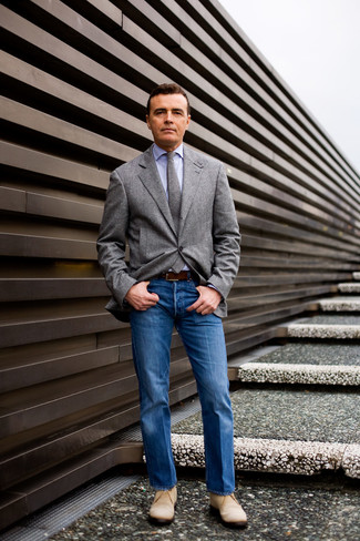 Come indossare e abbinare jeans con chukka in modo smart-casual: Abbina un blazer di lana grigio con jeans, perfetto per il lavoro. Chukka sono una buona scelta per completare il look.