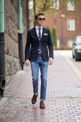 Quale scarpe oxford indossare con un blazer blu scuro per un uomo di 20 anni quando fa caldo: Coniuga un blazer blu scuro con jeans blu, perfetto per il lavoro. Prova con un paio di scarpe oxford per dare un tocco classico al completo.