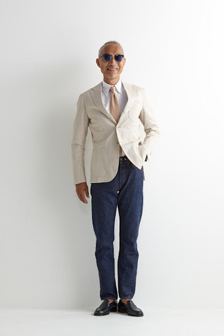 Quale mocassini eleganti indossare con un blazer beige: Mostra il tuo stile in un blazer beige con jeans blu scuro, perfetto per il lavoro. Ti senti creativo? Completa il tuo outfit con un paio di mocassini eleganti.