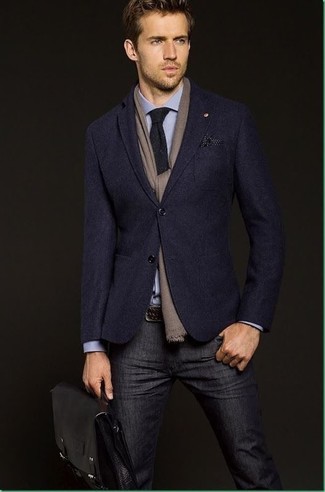 Come indossare e abbinare una sciarpa grigio scuro per un uomo di 30 anni in modo smart-casual: Punta su un blazer blu scuro e una sciarpa grigio scuro per una sensazione di semplicità e spensieratezza.