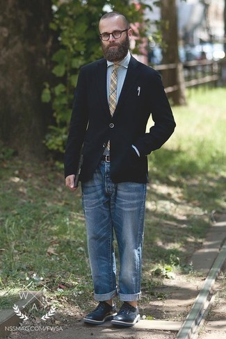 Come indossare e abbinare una cravatta scozzese beige per un uomo di 40 anni: Opta per un blazer nero e una cravatta scozzese beige per essere sofisticato e di classe. Scarpe brogue in pelle blu scuro sono una interessante scelta per completare il look.