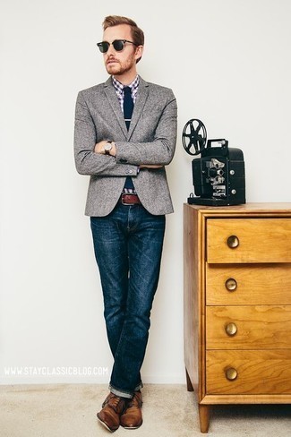 Come indossare e abbinare una cintura bordeaux: Metti un blazer grigio e una cintura bordeaux per un look comfy-casual. Scegli uno stile classico per le calzature e indossa un paio di scarpe oxford in pelle marroni.