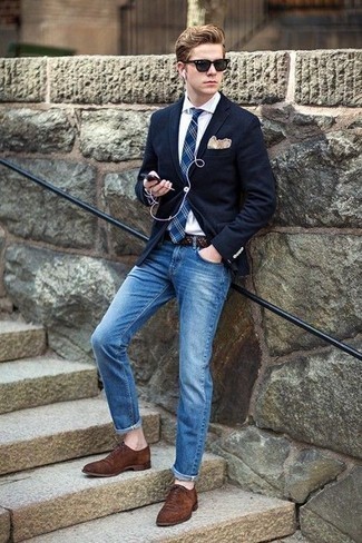 Look alla moda per uomo: Blazer blu scuro, Camicia elegante bianca, Jeans blu, Scarpe oxford in pelle scamosciata marroni