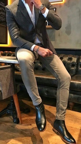 Quale stivali chelsea indossare con jeans grigi per un uomo di 30 anni in primavera 2025: Vestiti con un blazer grigio scuro e jeans grigi per essere elegante ma non troppo formale. Indossa un paio di stivali chelsea per un tocco virile. Ecco una eccellente scelta per creare uno stupendo look primaverile.