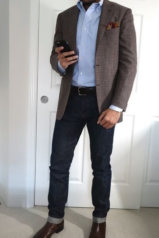Come indossare e abbinare un blazer marrone scuro con jeans blu in modo smart-casual: Combina un blazer marrone scuro con jeans blu se cerchi uno stile ordinato e alla moda. Stivali chelsea in pelle marrone scuro impreziosiranno all'istante anche il look più trasandato.