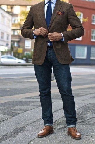 Come indossare e abbinare un blazer marrone scuro con jeans blu in modo smart-casual: Potresti indossare un blazer marrone scuro e jeans blu per un look da sfoggiare sul lavoro. Indossa un paio di scarpe derby in pelle marroni per un tocco virile.