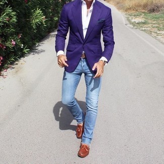 Quale mocassini eleganti indossare con jeans azzurri per un uomo di 30 anni quando fa caldo: Indossa un blazer viola con jeans azzurri se cerchi uno stile ordinato e alla moda. Calza un paio di mocassini eleganti per un tocco virile.