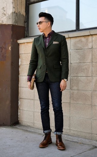 Look alla moda per uomo: Blazer verde scuro, Camicia elegante a quadretti rossa e blu scuro, Jeans blu scuro, Stivaletti brogue in pelle marroni
