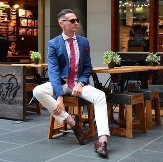 Come indossare e abbinare una cravatta bordeaux in modo smart-casual: Prova a combinare un blazer blu con una cravatta bordeaux per un look elegante e alla moda. Aggiungi un tocco fantasioso indossando un paio di scarpe derby in pelle marrone scuro.