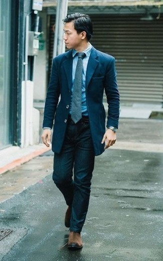 Look alla moda per uomo: Blazer blu scuro, Camicia elegante in chambray azzurra, Jeans blu scuro, Stivali chelsea in pelle scamosciata marroni