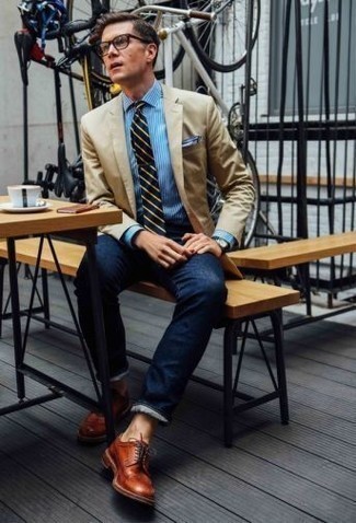 Come indossare e abbinare un blazer marrone chiaro con jeans blu quando fa caldo: Coniuga un blazer marrone chiaro con jeans blu, perfetto per il lavoro. Scegli uno stile classico per le calzature e scegli un paio di scarpe derby in pelle terracotta.