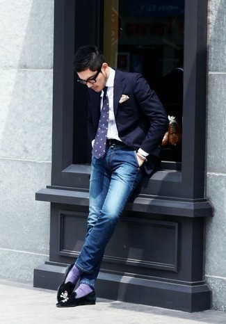 Come indossare e abbinare un blazer blu con jeans blu scuro: Metti un blazer blu e jeans blu scuro se cerchi uno stile ordinato e alla moda. Scegli uno stile classico per le calzature e indossa un paio di mocassini eleganti di velluto ricamati neri.