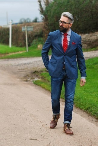Come indossare e abbinare una cravatta a pois rossa per un uomo di 40 anni in modo smart-casual: Abbina un blazer blu scuro con una cravatta a pois rossa per un look elegante e di classe. Se non vuoi essere troppo formale, mettiti un paio di stivali casual in pelle marroni.