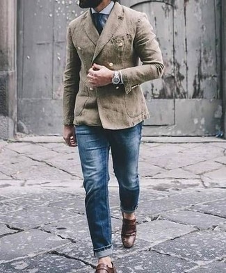 Come indossare e abbinare un blazer di lino marrone chiaro con jeans blu: Scegli un outfit composto da un blazer di lino marrone chiaro e jeans blu per un look davvero alla moda. Scegli un paio di mocassini eleganti in pelle con frange marroni come calzature per mettere in mostra il tuo gusto per le scarpe di alta moda.