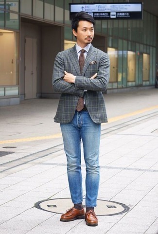 Come indossare e abbinare jeans azzurri con una camicia bianca in modo smart-casual: Coniuga una camicia bianca con jeans azzurri se preferisci uno stile ordinato e alla moda. Un bel paio di scarpe derby in pelle marroni è un modo semplice di impreziosire il tuo look.