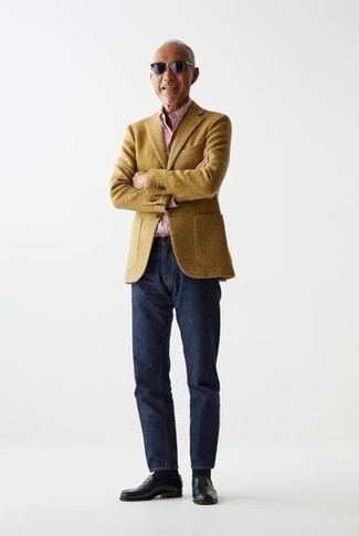 Come indossare e abbinare un blazer di lana giallo: Indossa un blazer di lana giallo con jeans blu scuro per un drink dopo il lavoro. Indossa un paio di mocassini eleganti in pelle neri per un tocco virile.