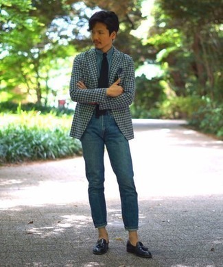 Quale blazer indossare con mocassini con nappine blu scuro: Vestiti con un blazer e jeans blu per un look trendy e alla mano. Sfodera il gusto per le calzature di lusso e opta per un paio di mocassini con nappine blu scuro.