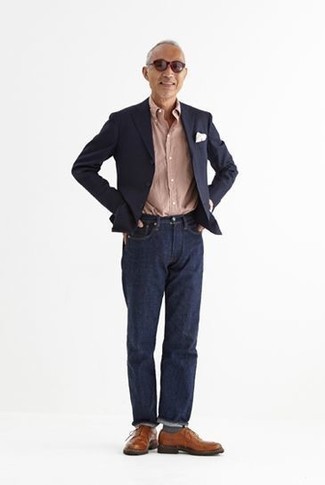 Come indossare e abbinare jeans blu scuro con scarpe derby in pelle marroni per un uomo di 50 anni: Combina un blazer blu scuro con jeans blu scuro per un drink dopo il lavoro. Opta per un paio di scarpe derby in pelle marroni per mettere in mostra il tuo gusto per le scarpe di alta moda.