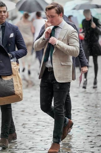 Quale scarpe oxford indossare con jeans grigi per un uomo di 20 anni quando fa caldo in modo smart-casual: Opta per un blazer scozzese beige e jeans grigi per un look trendy e alla mano. Prova con un paio di scarpe oxford per un tocco virile.