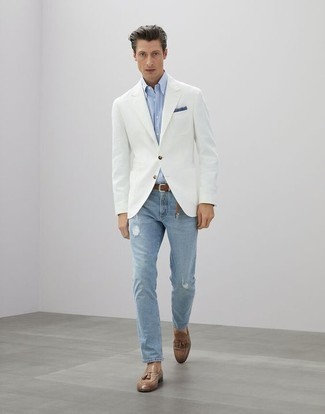 Come indossare e abbinare un blazer bianco: Metti un blazer bianco e jeans strappati azzurri per un outfit comodo ma studiato con cura. Scegli uno stile classico per le calzature e calza un paio di mocassini con nappine in pelle marrone chiaro.