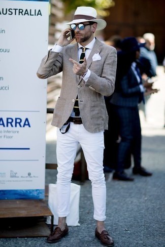 Quale blazer indossare con jeans bianchi per un uomo di 30 anni in estate 2024: Scegli un blazer e jeans bianchi, perfetto per il lavoro. Un bel paio di mocassini con nappine in pelle marroni è un modo semplice di impreziosire il tuo look. Una stupenda idea per essere cool e alla moda anche durante la stagione estiva.