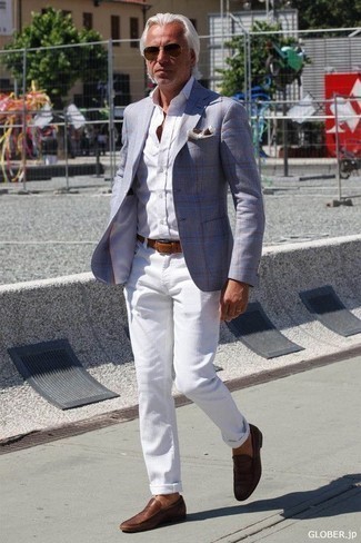 Quale blazer indossare con jeans bianchi per un uomo di 50 anni quando fa caldo: Scegli un outfit composto da un blazer e jeans bianchi per un fantastico look da sfoggiare nel weekend. Ti senti creativo? Completa il tuo outfit con un paio di mocassini eleganti in pelle marroni.