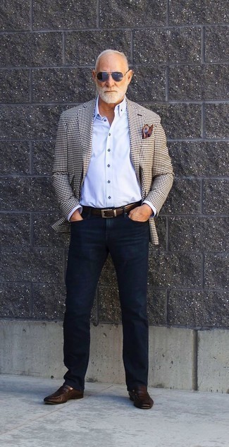 Come indossare e abbinare un blazer a quadri beige in modo smart-casual: Prova ad abbinare un blazer a quadri beige con jeans blu scuro per un look spensierato e alla moda. Scegli uno stile classico per le calzature e calza un paio di mocassini eleganti in pelle marrone scuro.