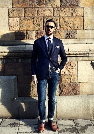 Quale mocassini eleganti indossare con jeans blu scuro: Indossa un blazer blu scuro con jeans blu scuro se preferisci uno stile ordinato e alla moda. Sfodera il gusto per le calzature di lusso e calza un paio di mocassini eleganti.