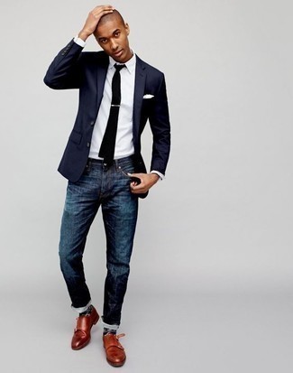 Come indossare e abbinare scarpe eleganti terracotta: Punta su un blazer blu scuro e jeans blu scuro se preferisci uno stile ordinato e alla moda. Prova con un paio di scarpe eleganti terracotta per un tocco virile.