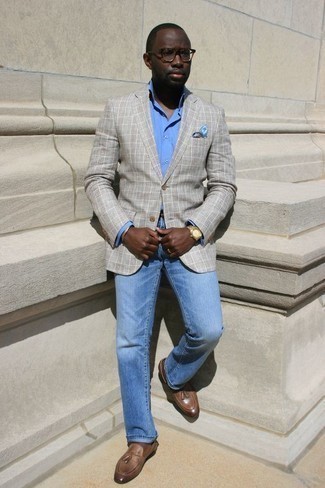 Look alla moda per uomo: Blazer scozzese grigio, Camicia elegante azzurra, Jeans azzurri, Mocassini con nappine in pelle marroni