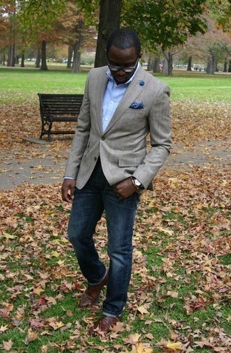 Come indossare e abbinare un blazer grigio con jeans blu quando fa caldo: Un blazer grigio e jeans blu sono un outfit perfetto da sfoggiare nel tuo guardaroba. Sfodera il gusto per le calzature di lusso e opta per un paio di scarpe derby in pelle marroni.