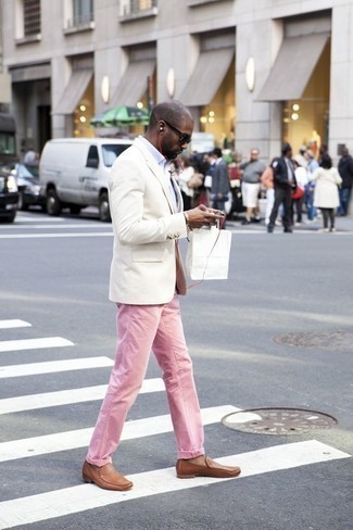Come indossare e abbinare mocassini eleganti in pelle beige per un uomo di 30 anni: Indossa un blazer bianco con jeans rosa per essere elegante ma non troppo formale. Scegli uno stile classico per le calzature e prova con un paio di mocassini eleganti in pelle beige.