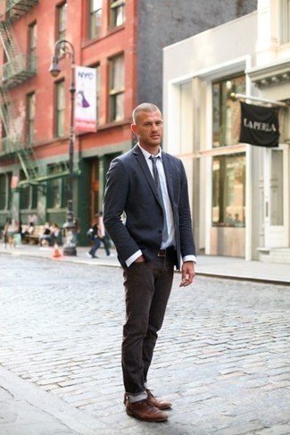 Quale jeans indossare con scarpe derby marroni: Vestiti con un blazer grigio scuro e jeans per creare un look smart casual. Perché non aggiungere un paio di scarpe derby marroni per un tocco di stile in più?