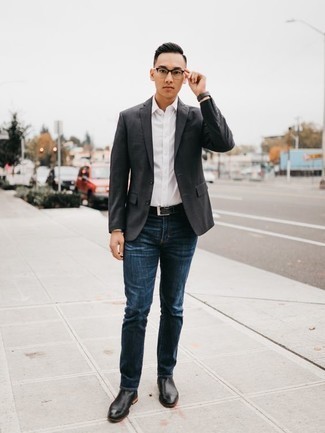 Quale jeans indossare con un blazer grigio scuro per un uomo di 20 anni quando fa caldo: Abbina un blazer grigio scuro con jeans per un look davvero alla moda. Sfodera il gusto per le calzature di lusso e scegli un paio di stivali chelsea in pelle neri.