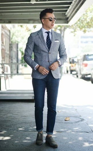 Come indossare e abbinare scarpe oxford con jeans per un uomo di 20 anni: Scegli un blazer azzurro e jeans per un look davvero alla moda. Un bel paio di scarpe oxford è un modo semplice di impreziosire il tuo look.