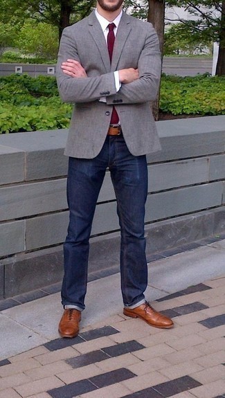 Come indossare e abbinare un blazer grigio in modo smart-casual: Indossa un blazer grigio e jeans blu scuro, perfetto per il lavoro. Scarpe oxford in pelle terracotta daranno lucentezza a un look discreto.