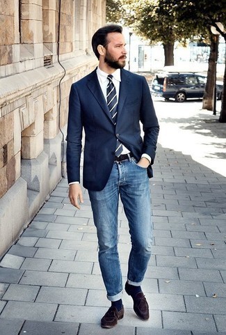 Look alla moda per uomo: Blazer blu scuro, Camicia elegante bianca, Jeans blu, Mocassini eleganti in pelle scamosciata marrone scuro